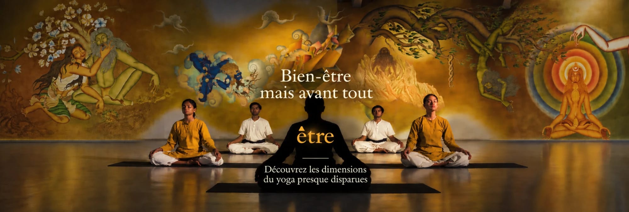 Cinq personnes méditent assises dans la grande salle, devant une immense fresque dorée. Sur l’image&nbsp;: «&nbsp;Bien-être mais avant tout être. Découvrez les dimensions du yoga presque disparues.&nbsp;»