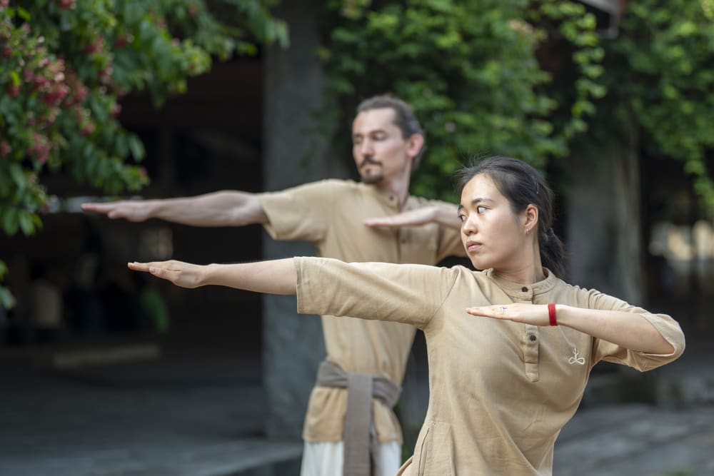 La posture du guerrier, bras tendus, dans la colonnade
