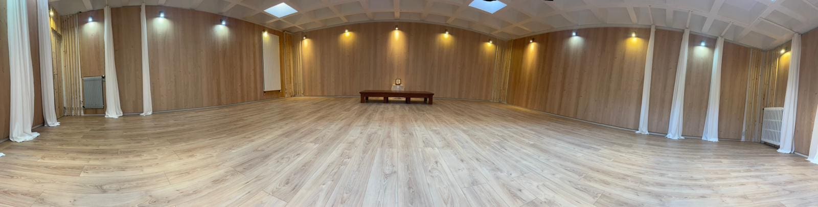 La salle vide, en panoramique