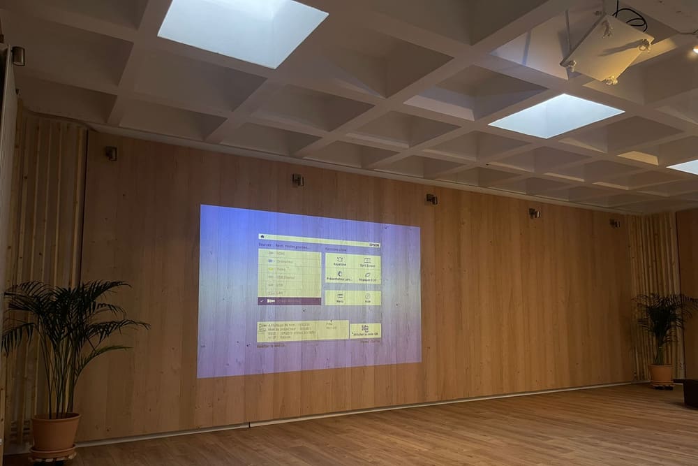 Le mur de projection dans la salle