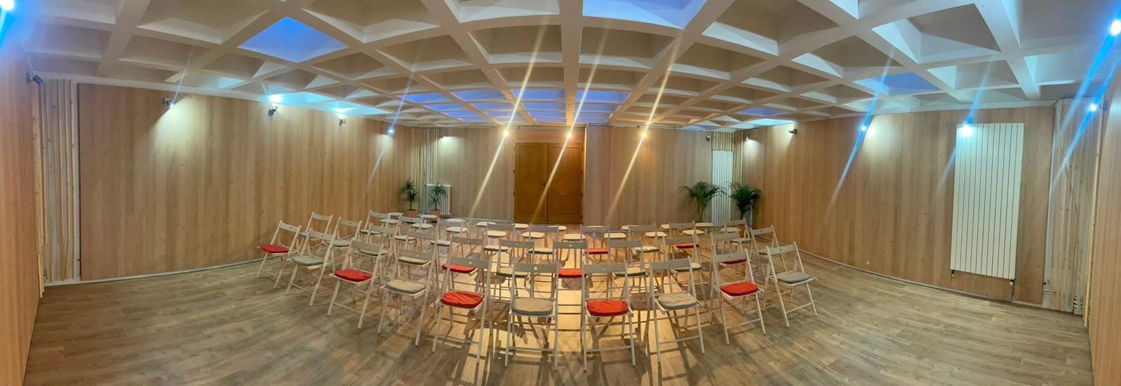 La salle disposée avec des chaises pour une soirée publique